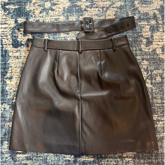 Loft black petite 6 faux leather skirt with belt - Picture 3 of 5